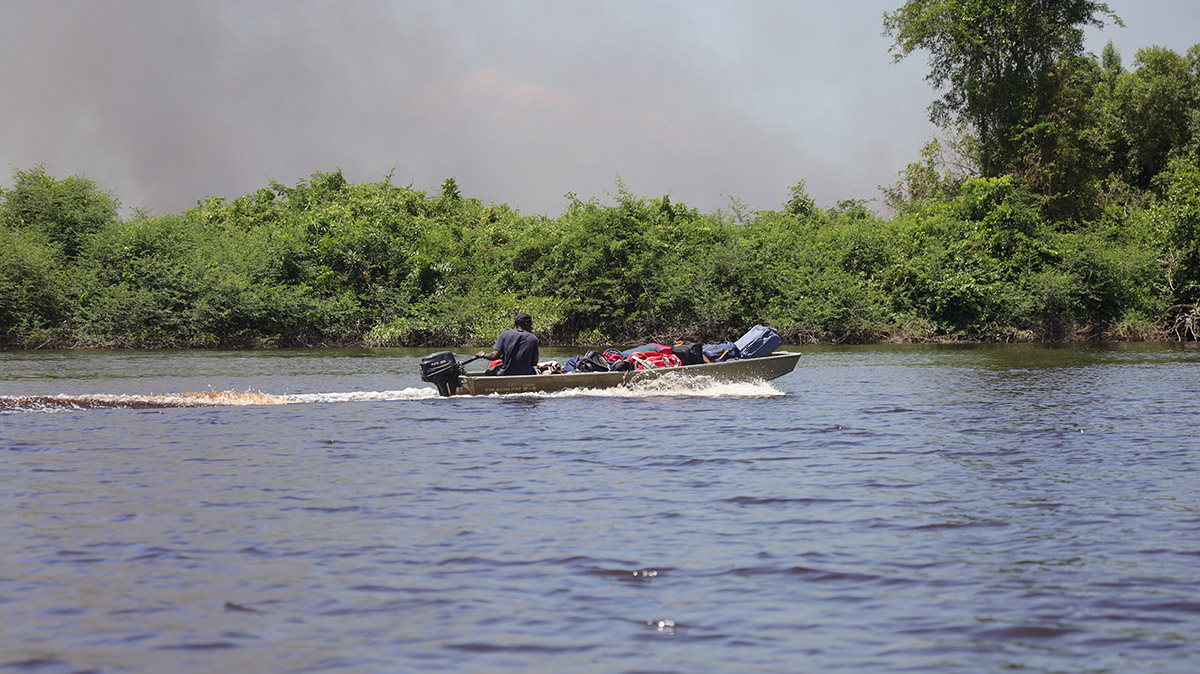 Bagage van Hans en Gina Mom wordt over de rivier gezet in Nieuw-Nickerie